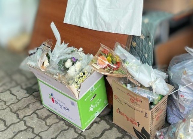 학교폭력 피해를 호소하는 글을 남기고 숨진 고 김상연 군을 추모하는 꽃들이 쓰레기장에 버려져 있는 모습. 독자 제공/뉴스1