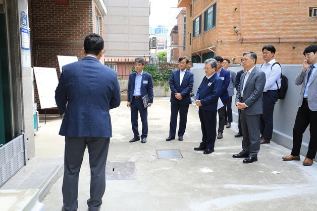 이원재 국토교통부 제1차관과 이한준 한국토지주택공사(LH) 사장이 31일 서울시 관악구 신림동 반지하 매입임대 현장을 방문해 침수방지시설 설치 상황 등을 점검하고 있다.(국토부 제공)