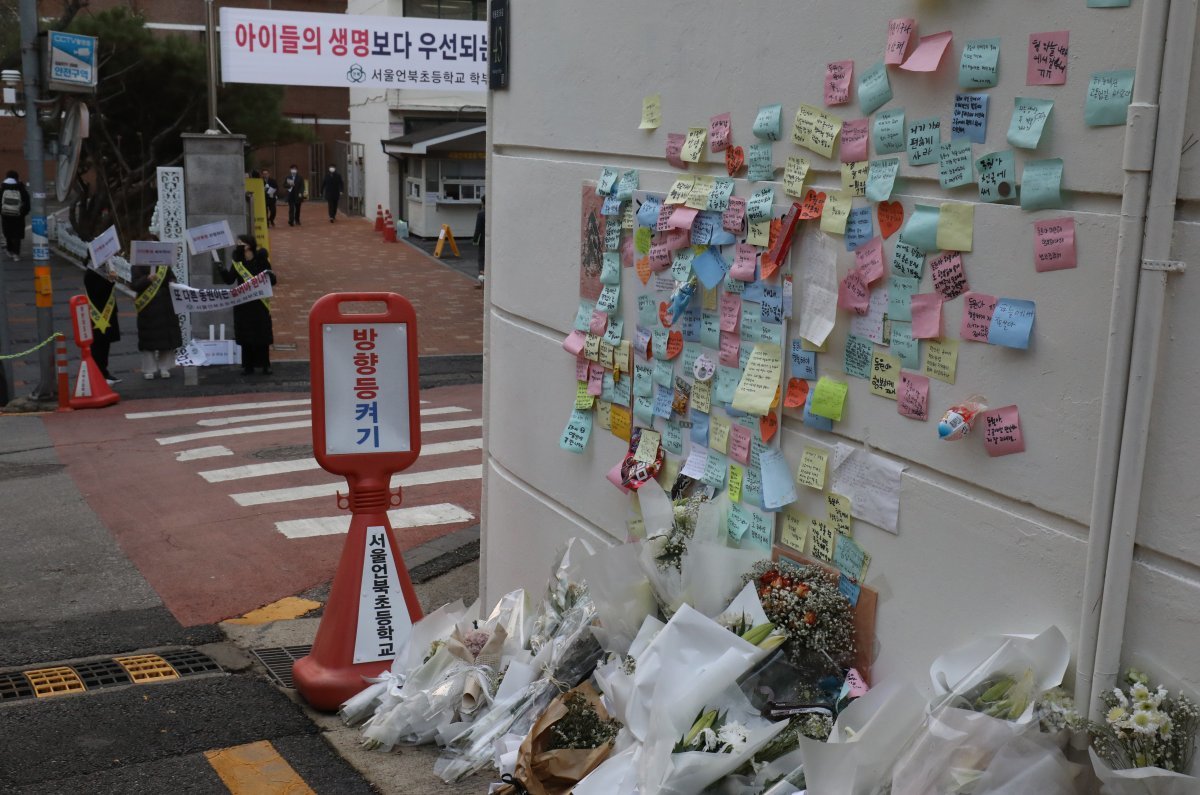 지난해 12월 13일 서울 강남구 한 초등학교 앞에 어린이보호구역(스쿨존)에서 음주 운전 차량에 치어 숨진 초등학생을 기리는 추모 공간이 마련돼 있다. 뉴스1