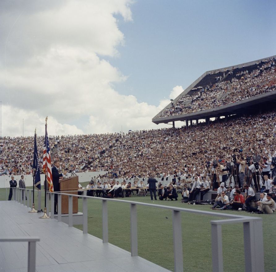 1962년 존 F 케네디 대통령이 텍사스 라이스대 미식축구 스타디움에서 연설하는 모습. 존 F 케네디 대통령 도서관 홈페이지