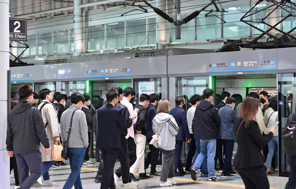 4월 20일 오전 인천 계양구 계양역이 공항철도를 이용하려는 시민들로 붐비고 있다. 인천시 제공