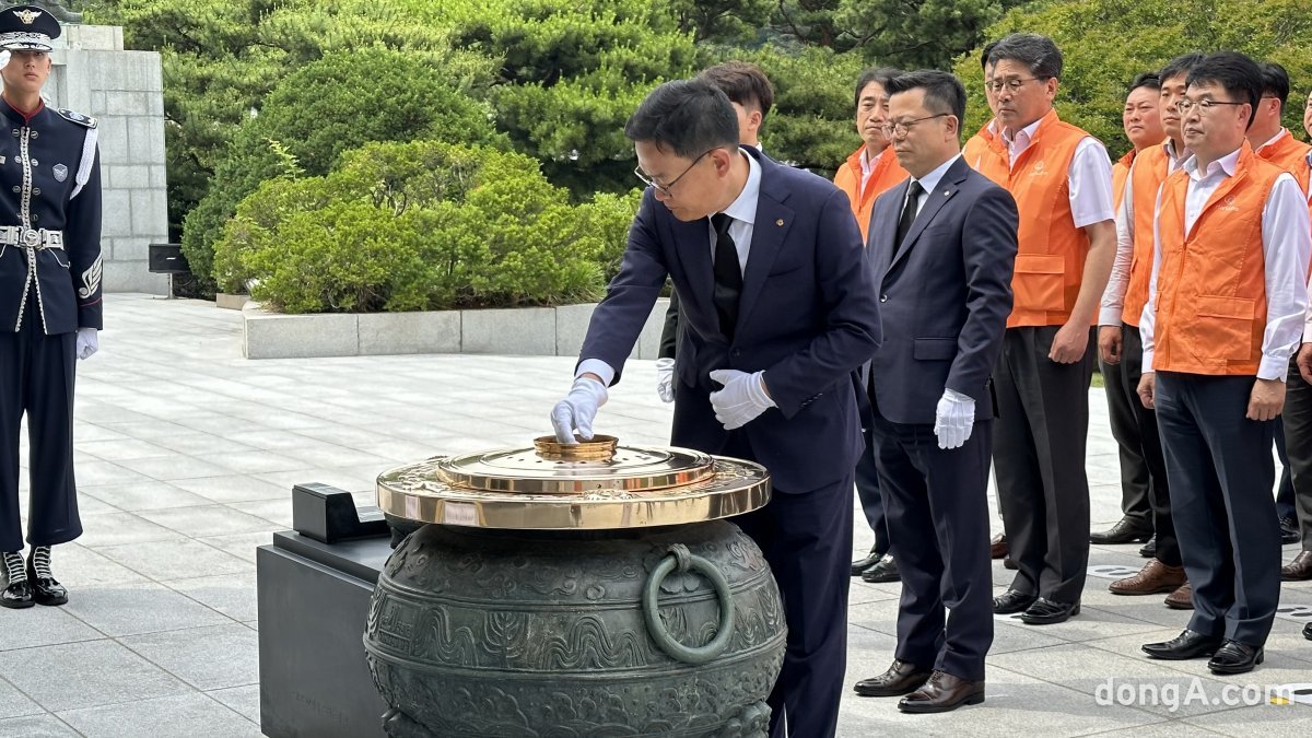 손재일 한화에어로스페이스 대표가 서울 동작구 국립현충원을 찾아 참배를 마친 후 분향하고 있다.