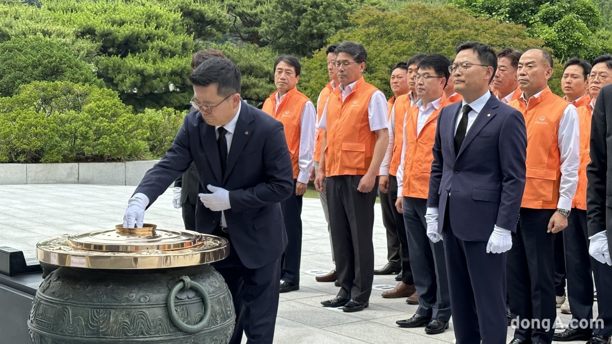 어성철 한화시스템 대표가 서울 동작구 국립현충원을 찾아 참배를 마친 후 분향하고 있다.