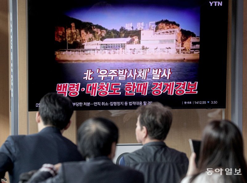 북한 우주 발사체 발사 북한이 ‘우주 발사체’를 발사한 31일 서울역에서 시민들이 관련 뉴스를 시청하고 있다. 송은석 기자 silverstone@donga.com