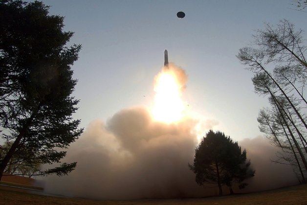 북한은 13일 김정은 노동당 총비서 지도 하에 고체연료를 사용한 새로운 대륙간탄도미사일(ICBM) ‘화성포-18형(화성-18형)’을 발사했다고 14일 당 기관지 노동신문이 보도했다. (평양 노동신문=뉴스1)