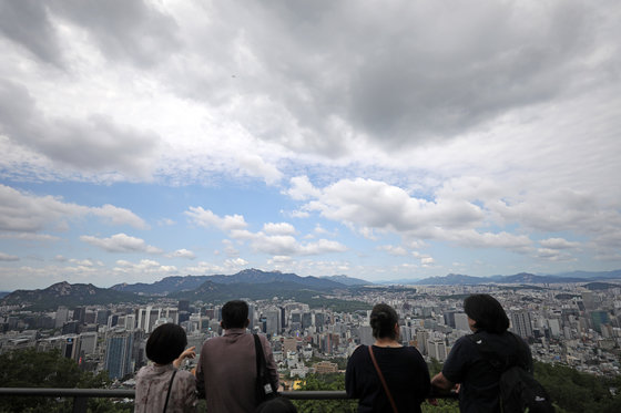 ‘부처님 오신 날’ 연휴의 마지막 날인 29일 서울 중구 남산에서 바라본 하늘에 비구름이 물러가고 있다. 뉴스1