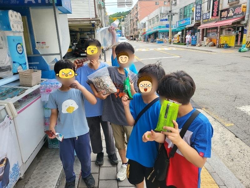 길거리에 버려진 담배꽁초와 쓰레기를 주운 아이들이 아이스크림을 선물 받고 좋아하고 있다. 보배드림