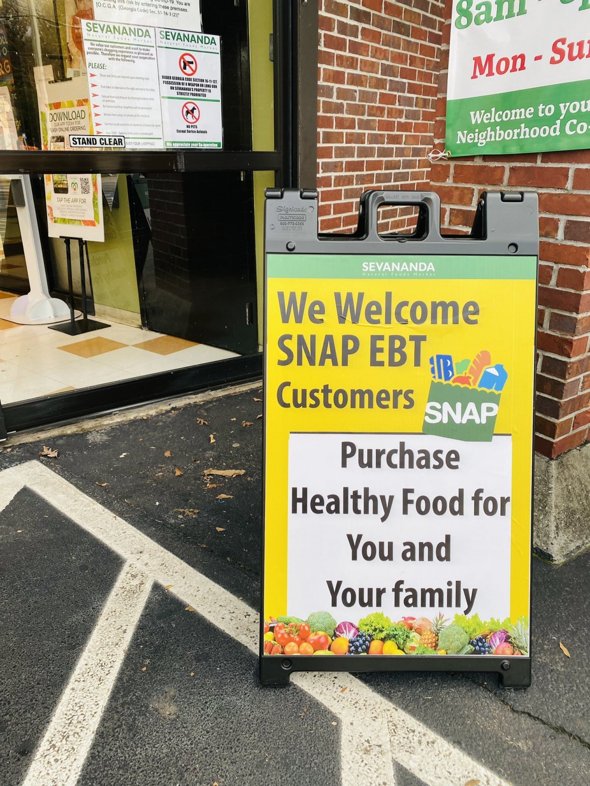 미국 조지아주 애틀랜타에 있는 채식주의 전문 식료품점 앞에 ‘보충적 영양지원 프로그램(SNAP)과 전자복지카드(EBT) 환영’이라고 쓴 입간판이 서 있다. 사진 출처 ‘세버낸더 네츄럴 푸드마켓’ 트위터