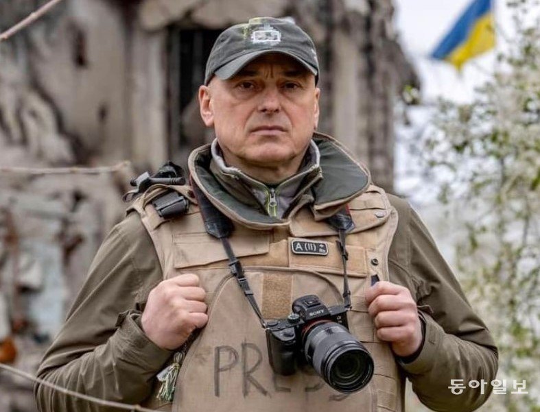 우크라이나 출신 영상감독 이호르 자카렌코 씨. 자카렌코는 수도 키이우 출신으로 전쟁 전에는 여행사를 운영하며 촬영감독으로도 일했다. 지난해 2월 러시아의 우크라이나 침공 후에는 한 가지 일을 더 한다. 자카렌코는 우크라이나에 취재 오는 외국 언론인의 가이드 역할을 하며 이르핌, 이줌, 도네츠크 등 격전지를 다녔다.   사진 출처 이호르 자카렌코 인스타그램