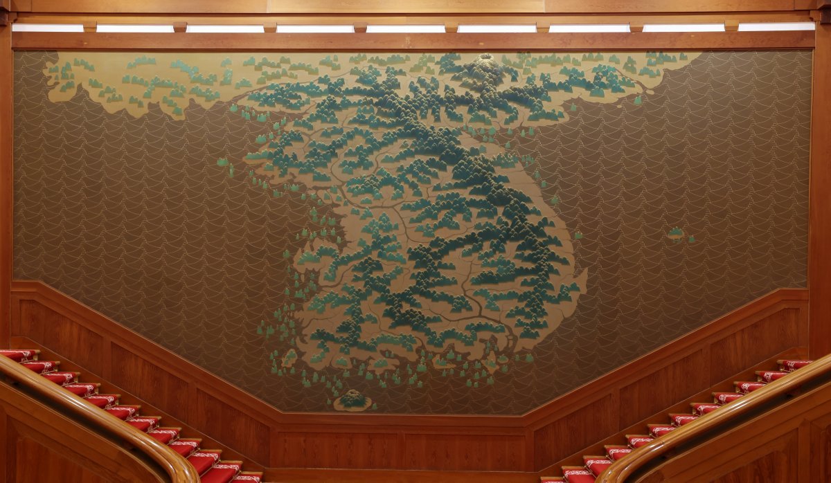 본관 중앙 계단의 북쪽 벽면에 설치된 ‘금수강산도’. 조선 후기 지리학자 김정호가 1816년에 제작한 ‘대동여지도’를 기본으로 하여 옛 지도들을 참고하여 제작한 벽화다. 문화체육관광부 제공