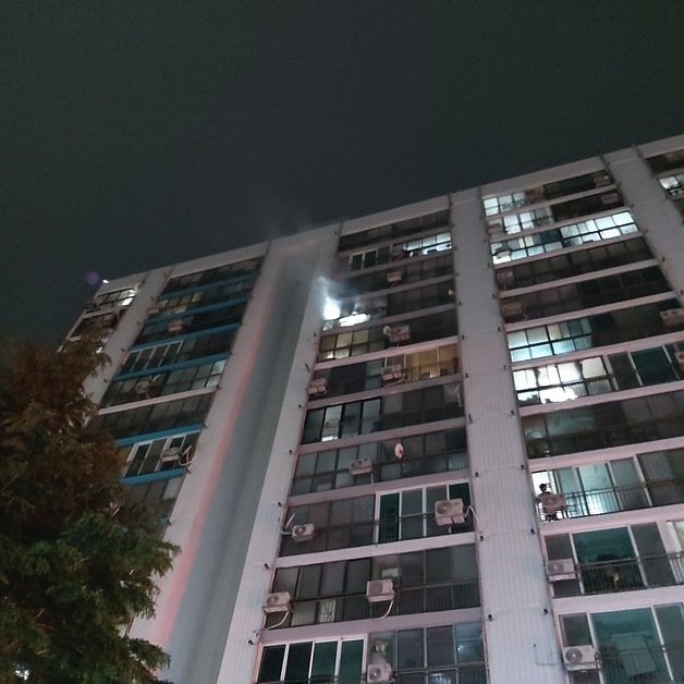 지난달 30일 오후 11시53분쯤 전남 목포시 상동 한 아파트 베란다에서 불이 나 연기가 피어오르고 있다. (목포소방 제공) 2023.6.1/뉴스1