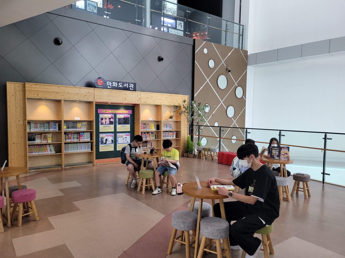 경기 부천시 한국만화박물관을 찾은 어린이들이 2층에 설치된 만화도서관에서 만화를 보고 있다. 이 박물관은 오전 10시∼오후 6시 문을 열며 월요일은 휴관이다. 부천시 제공