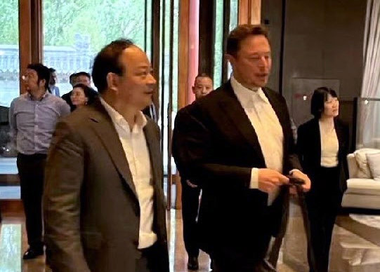일론 머스크 테슬라 최고경영자(오른쪽)가 지난달 30일 중국 베이징의 한 호텔 로비에서 쩡위췬 CATL 회장(왼쪽)과 대화하고 있다. 사진 출처 트위터