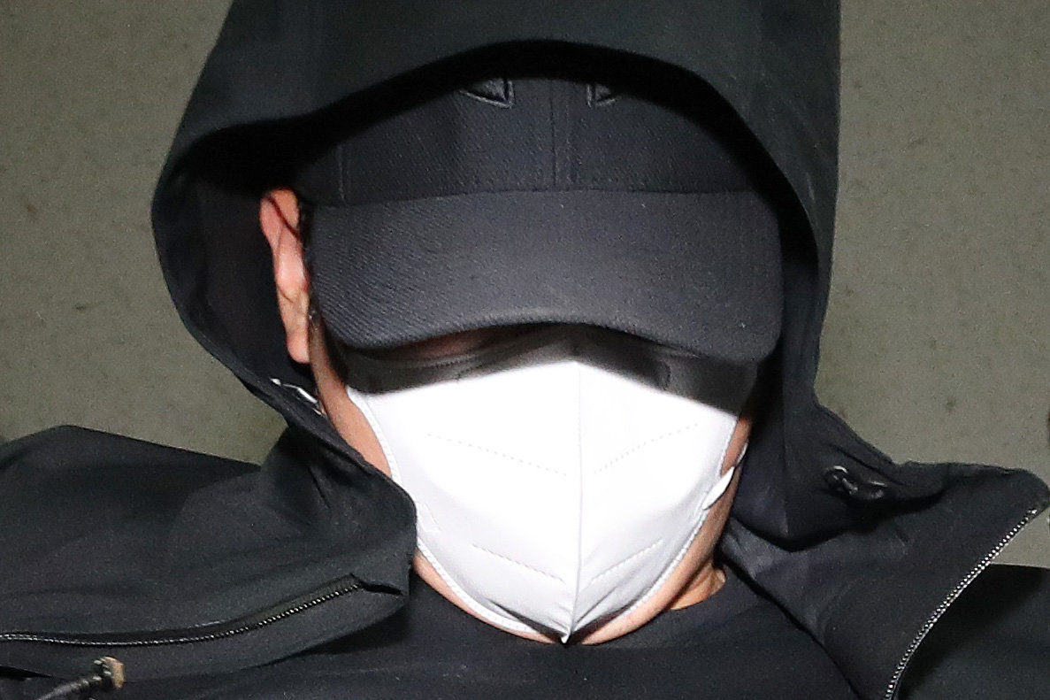 착륙 중 항공기 비상문을 개방한 혐의(항공보안법 위반)로 긴급체포된 30대 남성 A씨가 28일 오후 대구 수성구 대구지방법원에서 열리는 구속 전 피의자심문(영장실질심사)을 받기 위해 법정으로 향하고 있다. 2023.5.28/뉴스1