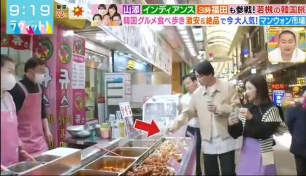 지난달 2일 방영된 일본 TBS방송 프로그램 ‘라빗!’에서 서울 마포구 망원시장 체험에 나선 개그맨 야마조에 간(오른쪽에서 두 번째)이 자기 입에 넣었던 이쑤시개로 진열대 음식을 찍어 먹으려 하고 있다. 유튜브 캡처