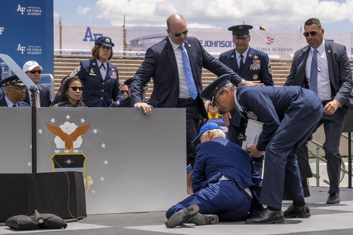 US President Joe Biden falls and is supported after a speech at the commencement ceremony at the Air Force Academy in Colorado on the 1st (local time).  AP Newsis
