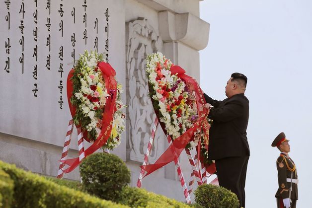 북중 우의탑에 화환을 진정하는 김정은 북한 노동당 총비서. [국내에서만 사용가능. 재배포 금지. DB 금지.] (평양 노동신문=뉴스1)