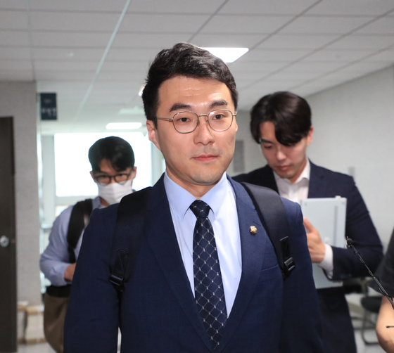 가상자산(암호화폐) 거래 논란으로 더불어민주당을 탈당한 김남국 무소속 의원이 지난달 31일, 17일만에 국회에 모습을 드러냈다. (공동취재)