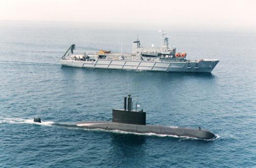 잠수함과 나란히 항진중인 청해진함(ARS-21). 대한민국 해군 제공