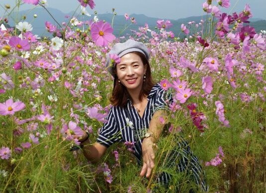 2018년 전주에 공연을 갔다가 꽃밭에서 즐거운 시간을 보내고 있는 박윤희 씨.