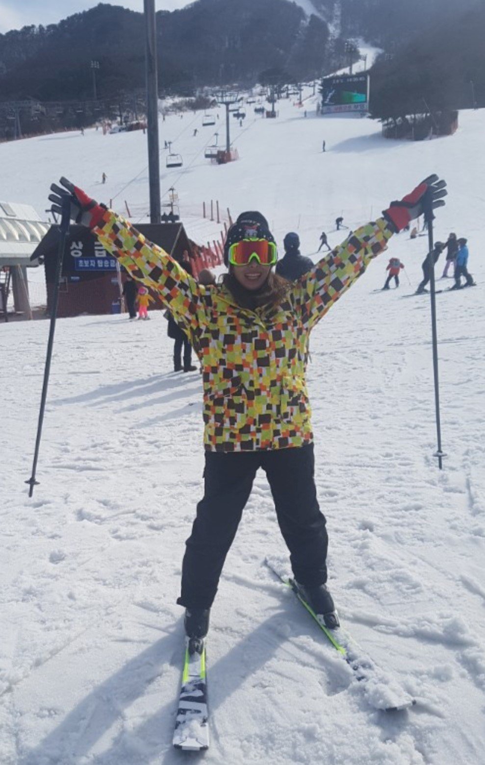 한국에 와서 스키장에서 즐거운 시간을 보내는 박윤희 씨. 북에선 스키를 타는 것이 죽을만큼 고통이었지만, 남에 와선 즐거운 취미가 됐다.
