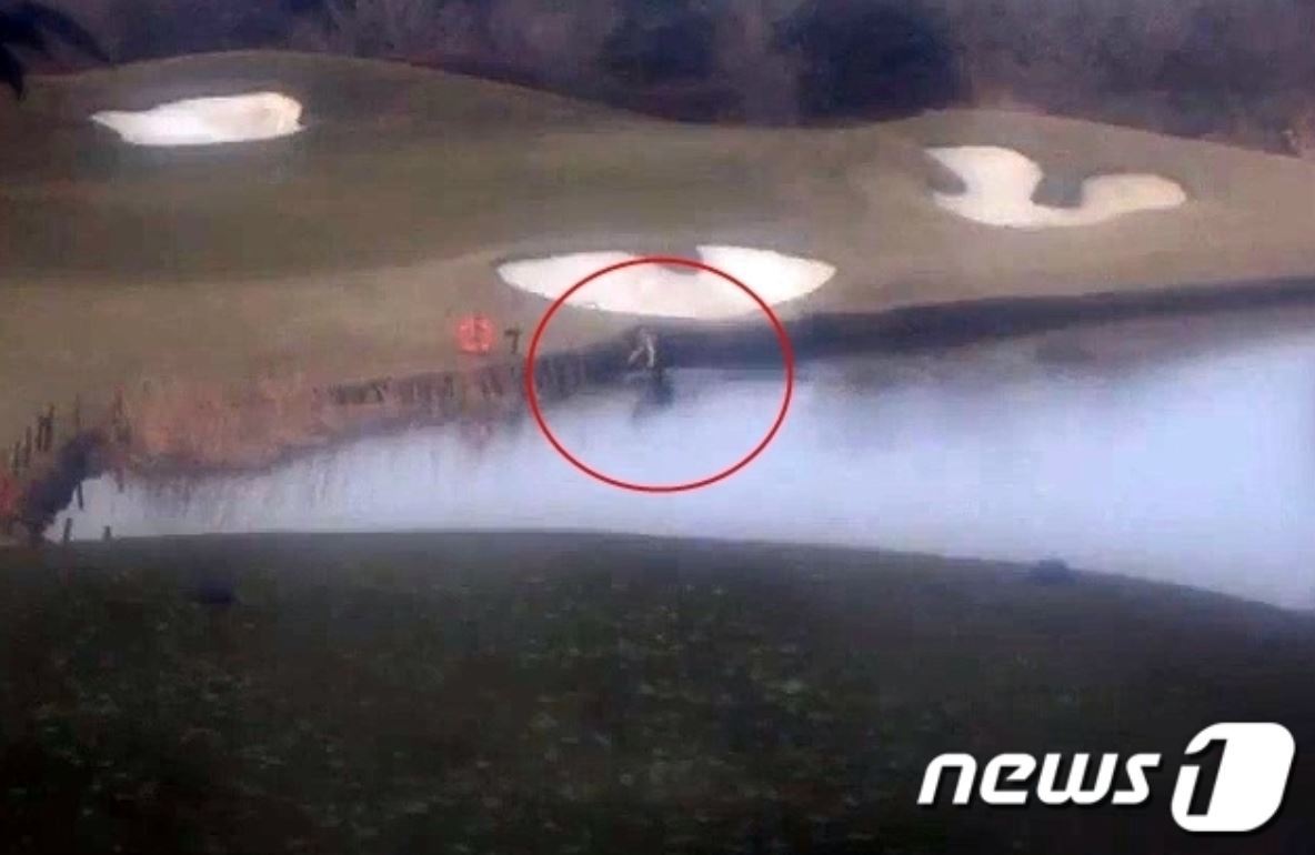 제주의 한 골프장 연못(워터 해저드)에서 가슴 장화 등을 챙겨 입고 골프공을 건지는 A 씨(60)의 모습. (서귀포경찰서 제공) 뉴스1