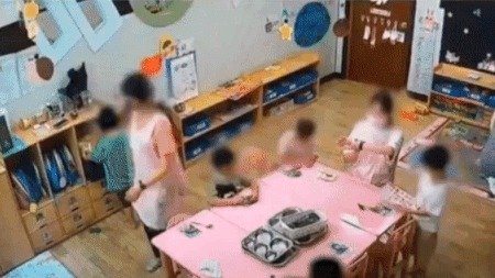 진주의 한 장애전담 어린이집 보육교사들의 학대 장면이 담긴 CCTV 영상. (‘보배드림’ 인스타그램)