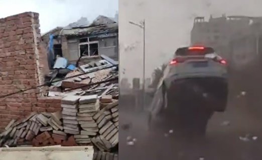 토네이도로 파손된 가옥과 차 뒷부분이 들리는 모습. 웨이보