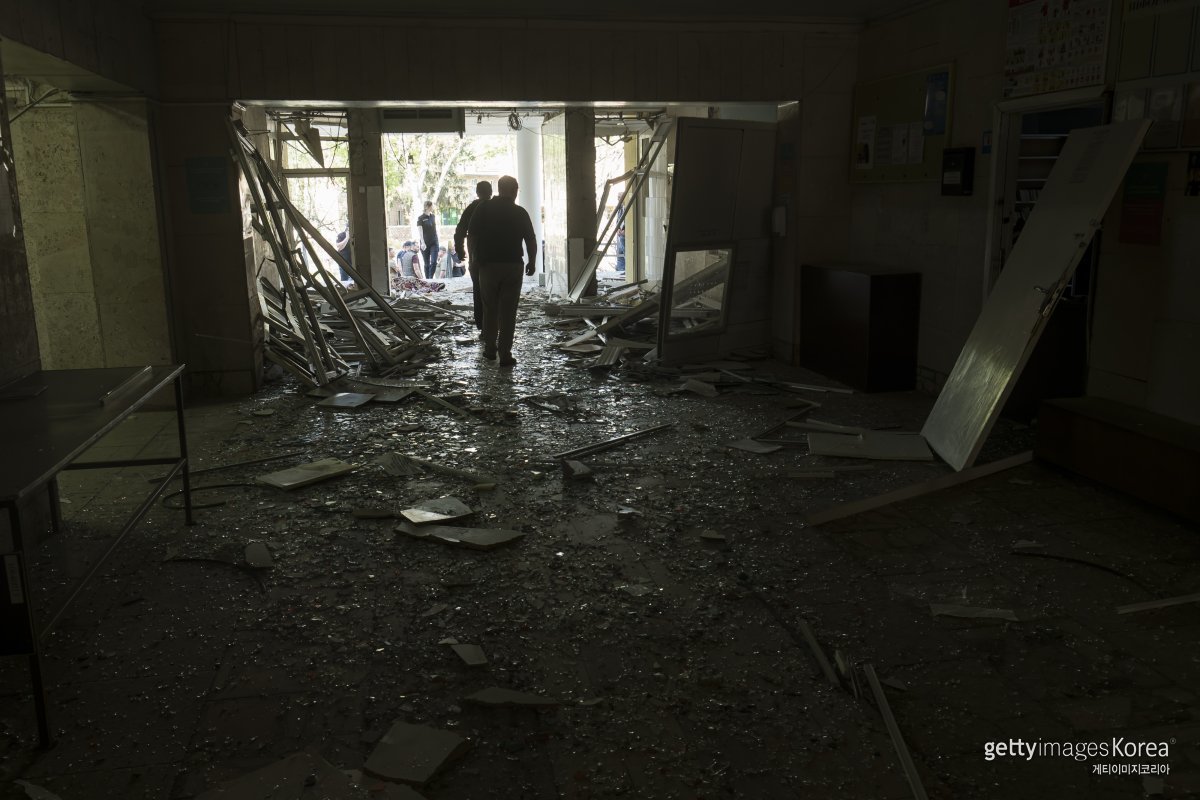 1일(현지시간) 우크라이나 키이우 데스냔스키 지역에서 러시아의 미사일 공격으로 손상된 병원 건물 내부 모습. ⓒ(GettyImages)/코리아