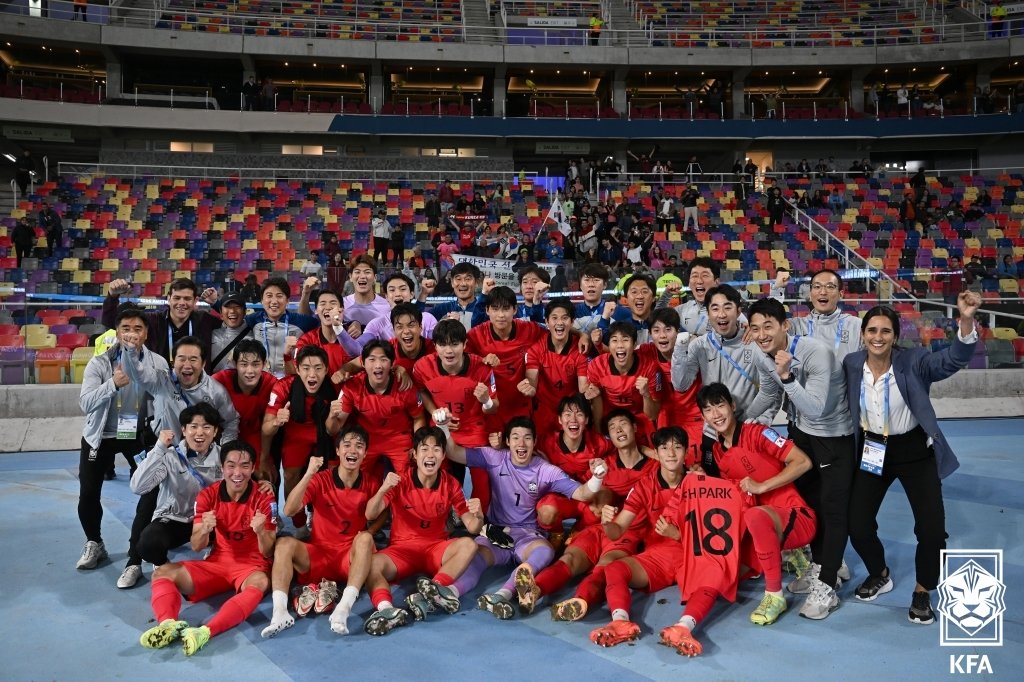 2일(한국 시간) 아르헨티나 산티아고 델 에스테로 스타디움에서 열린 2023 FIFA U20 월드컵 대한민국과 에콰도르의 경기에서 3대2로 승리해 8강 진출에 성공한 대표팀 선수들이 김은중 감독을 비롯한 코치진과 함께 기념촬영을 하고 있다. 대한축구협회 제공