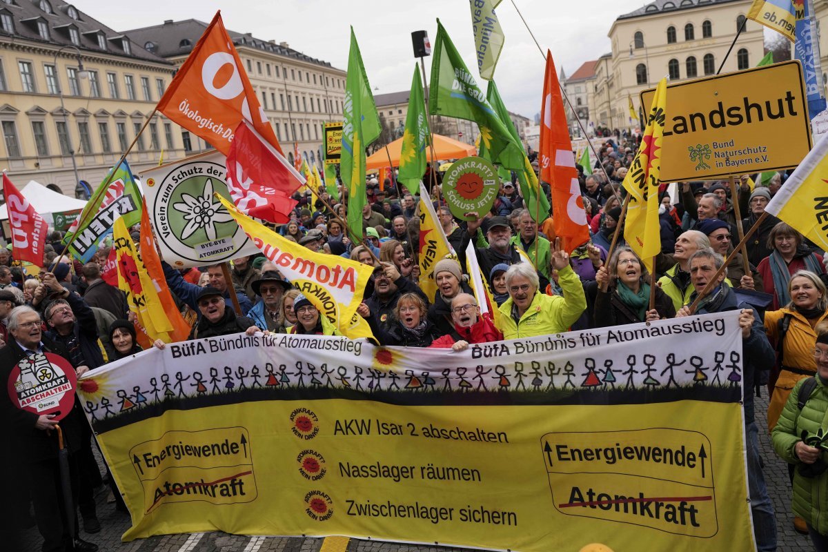 4월 15일(현지 시간) 독일 뮌헨에서 원자력발전에 반대하는 시민단체가 탈원전 기념 집회를 하고 있다. 현수막에 탈원전과 에너지 구조 전환을 주장하는 문구가 적혀있다. 뮌헨=AP뉴시스