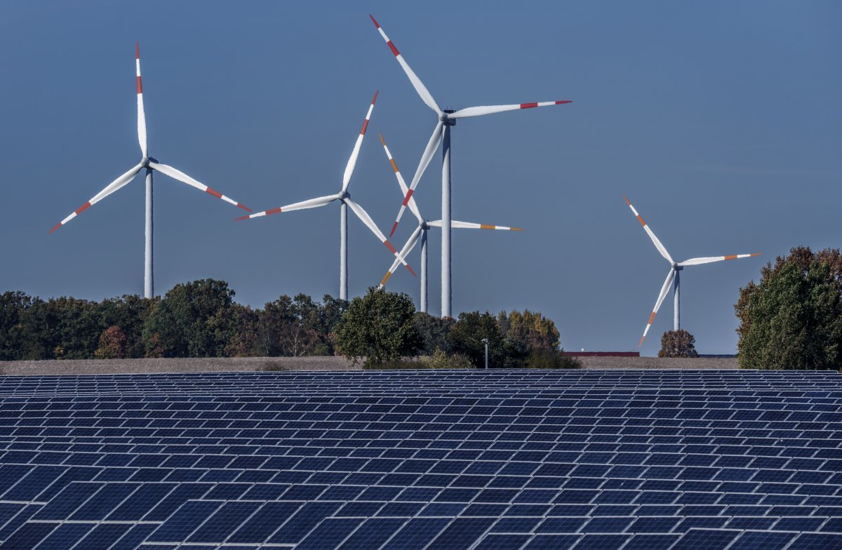 독일 라프샤겐에 설치된 태양광 발전 단지와 풍력 터빈. 지난해 독일에서 태양광과 풍력을 이용해 생산한 에너지는 전체 전기 생산량의 36.4%였다. 라프샤겐=AP뉴시스