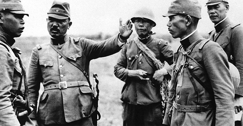 태평양전쟁 당시 일본군 버마(현 미얀마) 주둔 제15군 사령관이었던 무다구치 렌야(왼쪽에서 두 번째). 그는 전선에 늘 기자들을 데리고 다니며 자신의 활약상이 신문에 나는 것을 즐겼다고 한다. 교유서가 제공