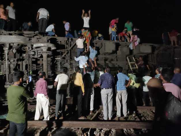 인도 동부 오디샤주에서 열차 충돌 사고 발생. 트위터 갈무리