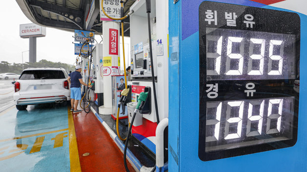 한국석유공사 유가정보시스템 오피넷에 따르면 5월 넷째 주 전국 주유소 휘발유 평균 판매 가격은 리터당 1609.5원으로 지난주보다 17.8원 내렸으며, 경유 평균 판매 가격은 전주보다 29.7원 하락한 리터당 1439.0원으로 집계됐다. 사진은 28일 서울 서초구 만남의광장주유소에서 시민들이 주유를 하는 모습. 2023.5.28/뉴스1