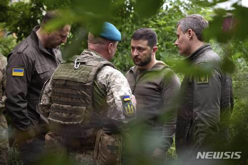 우크라이나 대통령 공보실이 제공한 사진에 볼로디미르 젤렌스키(오른쪽 두 번째) 대통령이 23일(현지시각) 도네츠크주를 방문해 군 지휘관과 얘기하고 있다. 도네츠크=AP/뉴시스