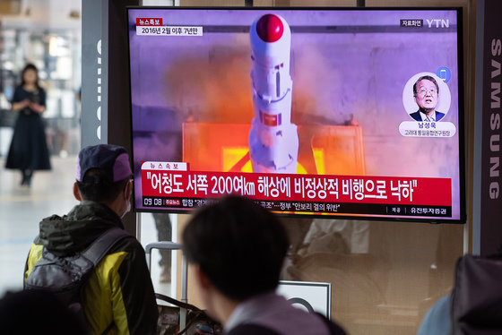 북한이 ‘우주 발사체’를 발사한 지난달 31일 서울역에서 시민들이 관련 뉴스를 시청하고 있다./뉴스1