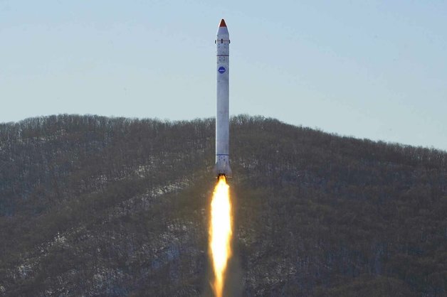 북한은 지난해 12월  “국가우주개발국에서 정찰위성 개발을 위한 중요시험을 진행했다”고 밝혔다. [국내에서만 사용가능. 재배포 금지. DB 금지.] (평양 노동신문=뉴스1)