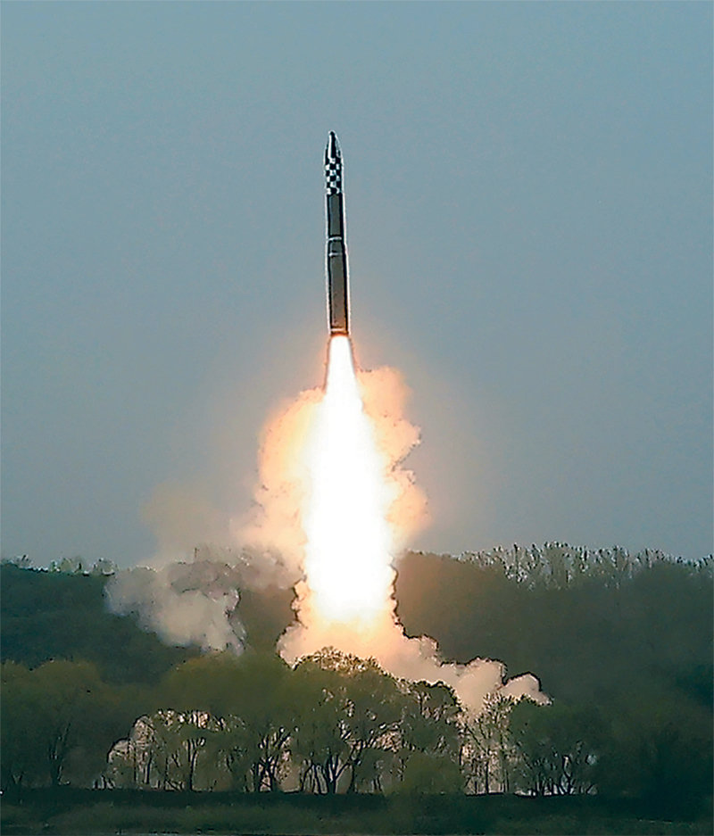 북한이 4월 시험발사했다고 밝힌 고체연료를 사용한 신형 대륙간탄도미사일(ICBM) ‘화성-18형’.