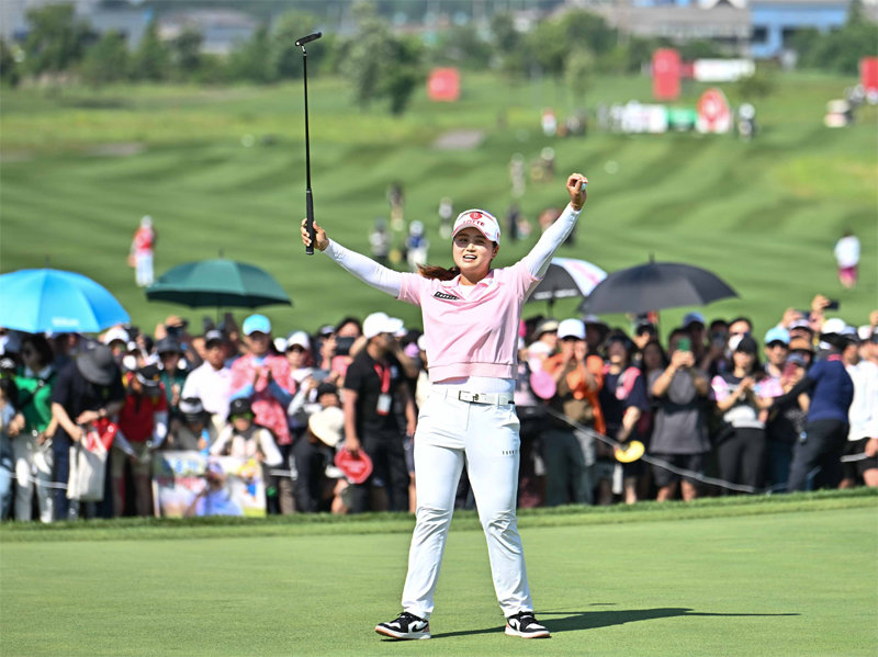 최혜진이 4일 인천 베어즈베스트 청라 골프클럽에서 열린 한국여자프로골프(KLPGA)투어 롯데 오픈 최종 4라운드 
18번홀(파4)에서 우승을 확정하는 파 퍼트에 성공한 뒤 두 손을 들어 올리며 환호하고 있다. 미국여자프로골프(LPGA)투어에서 
뛰는 최혜진의 KLPGA투어 통산 11번째 우승(아마추어 2승 포함)이다. KLPGA 제공