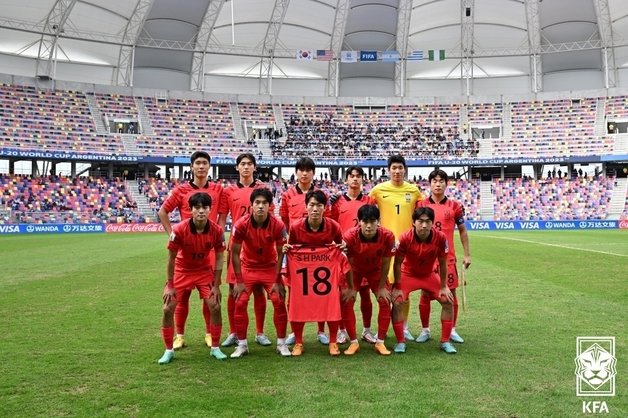 4일(현지시간) 오후 아르헨티나 산티아고 델 에스테로 스타디움에서 열린 2023 국제축구연맹(FIFA) 20세 이하(U-20) 월드컵 8강전 한국과 나이지리아의 경기에서 대표팀 선수들이 경기에 앞서 기념사진을 촬영하고 있다. (대한축구협회 제공) 2023.6.5/뉴스1