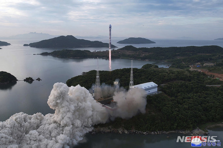 ‘천리마 1형’ 발사체를 발사하는 북한. 뉴시스