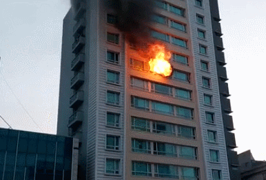 4일 오전 5시 2분경 서울 강서구 공항동 13층짜리 오피스텔 8층에서 불이 났다. 서울 강서소방서 제공