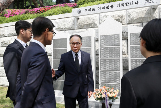 이원석 검찰총장이 현충일을 하루 앞둔 5일 오전 서울 서초구 대검찰청 청사에 마련된 ‘기억의 벽’을 참배한 뒤 대검 간부들과 대화하고 있다. ⓒ News1