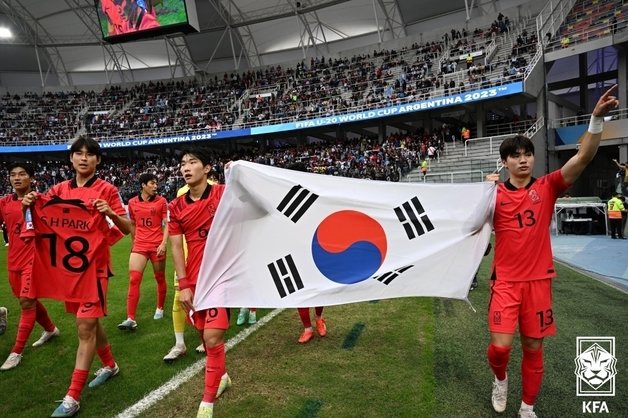 4일(현지시간) 오후 아르헨티나 산티아고 델 에스테로 스타디움에서 열린 2023 국제축구연맹(FIFA) 20세 이하(U-20) 월드컵 8강전 한국과 나이지리아의 경기에서 1:0 승리를 거둔 대한민국 대표팀이 기쁨을 나누고 있다. (대한축구협회 제공) 2023.6.5