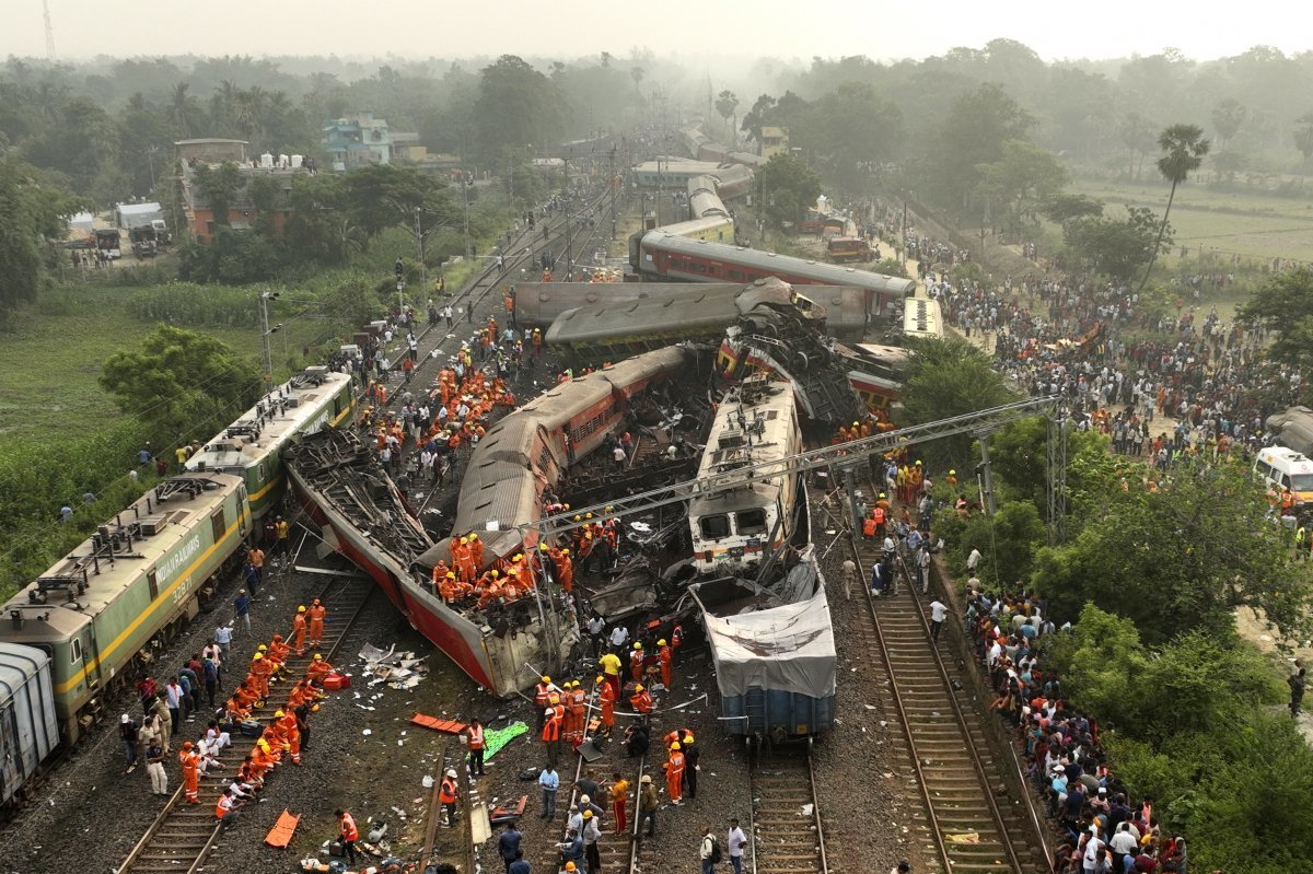 2일(현지시간) 인도 동부 오디샤주 발라소르에서 달리던 여객열차가 주차된 화물열차에 부딪혀 탈선한 후 몇 분 뒤 반대 방향에서 달리던 여객열차와 또 충돌했다. 발라소르=AP 뉴시스