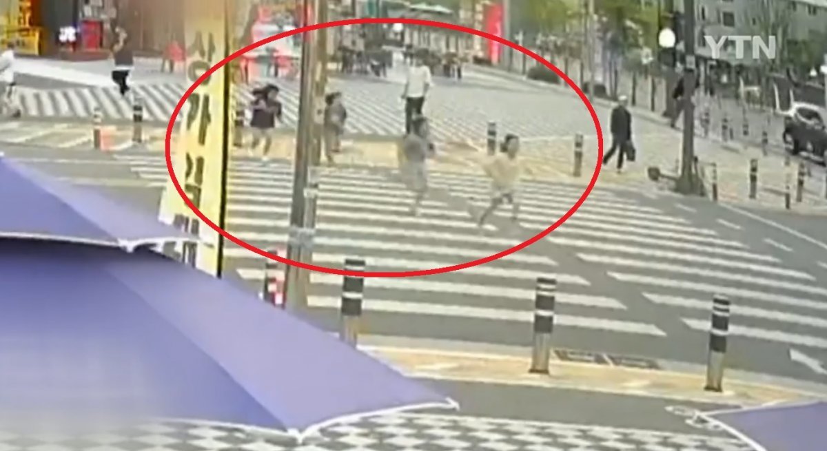 가해 남성을 뒤쫓는 초등학생들. YTN 방송화면 캡처
