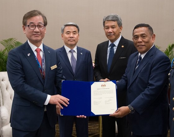 강구영 한국항공우주산업(KAI) 사장(왼쪽 첫번째)이 지난달 23일 말레이시아에서 다토시리 뮤에즈 말레이시아 국방부 사무차관(왼쪽 네번째)과  FA-50 수출 계약에 최종 서명한 뒤 기념사진을 촬영하고 있다. 뉴스1