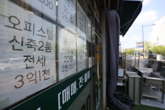 서울 시내의 한 공인중개사 사무소에 매물들이 게시돼 있다. 2022.4.26/뉴스1