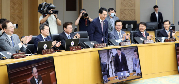 5일 오후 정부세종청사에서 열린 국무회의에 앞서 박민식 초대 국가보훈부 장관이 국무위원들로부터 취임 축하 인사를 받고 있다. 2023.6.5/뉴스1